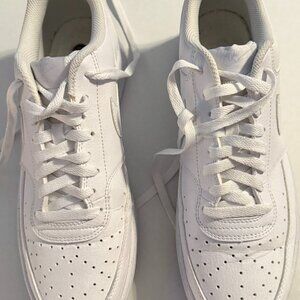 Nike low-cut basketball sneaker size 11